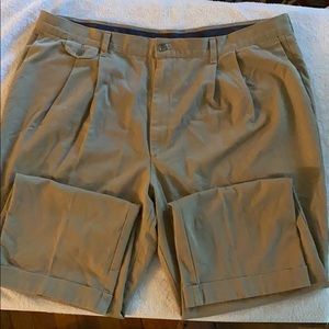 Men’s 44/32 pleated Docker Pants